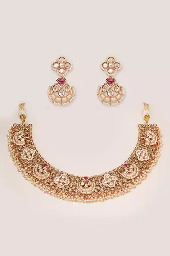 Classy kundan necklace with elegant pair of earrings.