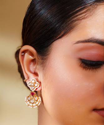 Classy kundan necklace with elegant pair of earrings. 3