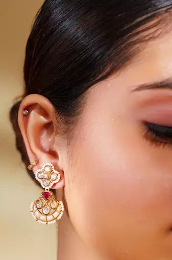 Classy kundan necklace with elegant pair of earrings.