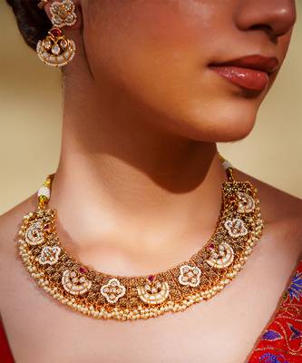 Classy kundan necklace with elegant pair of earrings. 4