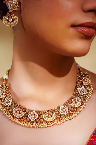 Classy kundan necklace with elegant pair of earrings.