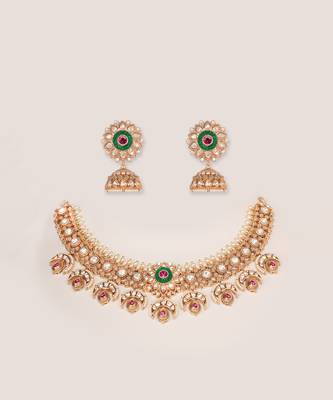 Classy kundan necklace with elegant pair of earrings. 2