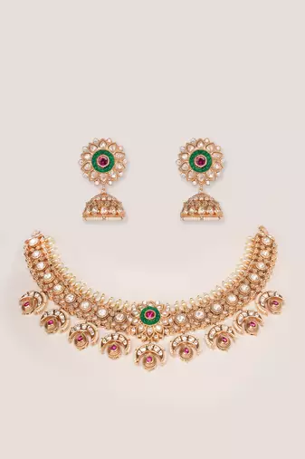 Classy kundan necklace with elegant pair of earrings.