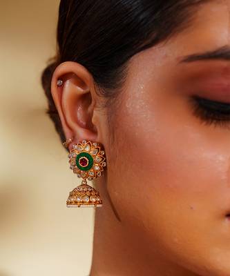 Classy kundan necklace with elegant pair of earrings. 3