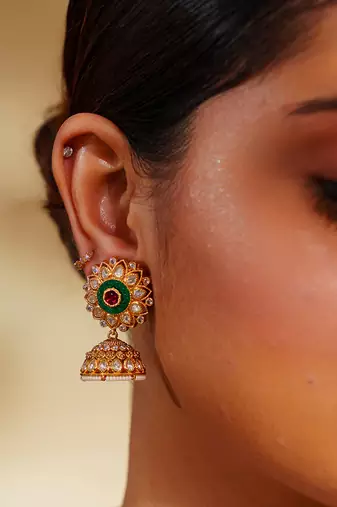 Classy kundan necklace with elegant pair of earrings.