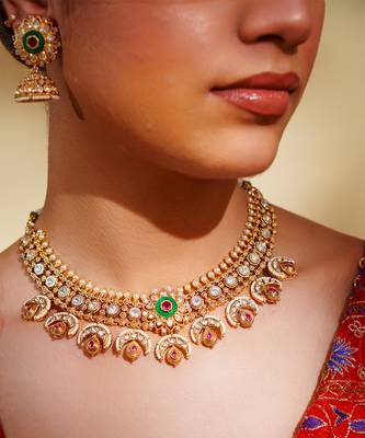 Classy kundan necklace with elegant pair of earrings. 4