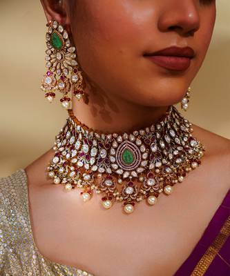 Bold and dramatic kundan necklace with earrings and maangtikka 1