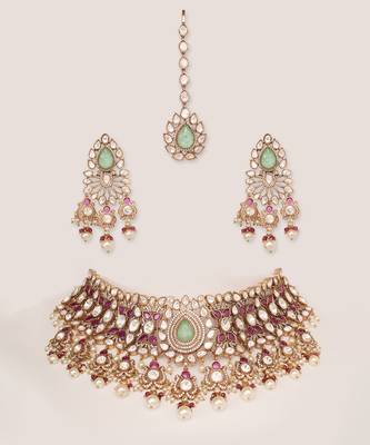 Bold and dramatic kundan necklace with earrings and maangtikka 2