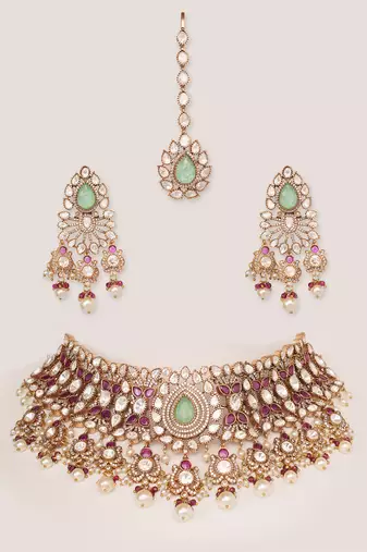 Bold and dramatic kundan necklace with earrings and maangtikka