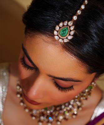 Bold and dramatic kundan necklace with earrings and maangtikka 3