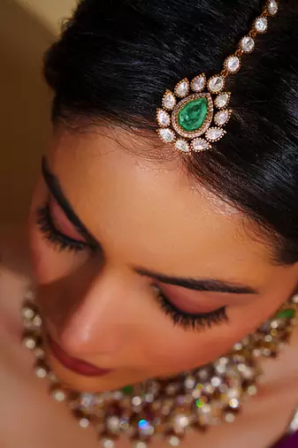 Bold and dramatic kundan necklace with earrings and maangtikka