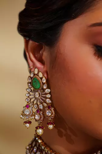 Bold and dramatic kundan necklace with earrings and maangtikka
