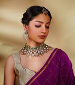 Bold and dramatic kundan necklace with earrings and maangtikka