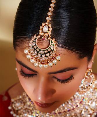 Bold and dramatic kundan necklace with earrings and maangtikka 2