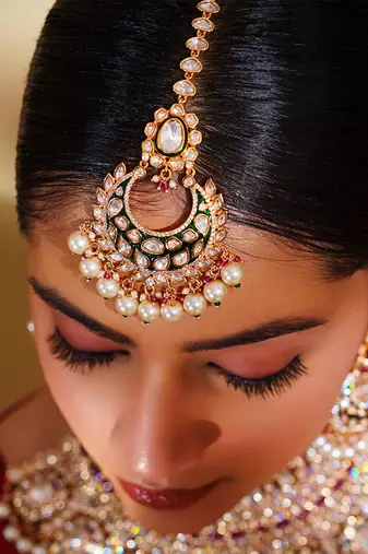 Bold and dramatic kundan necklace with earrings and maangtikka