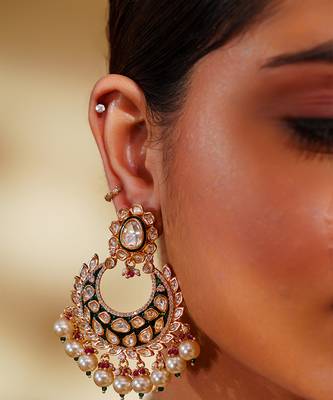 Bold and dramatic kundan necklace with earrings and maangtikka 3