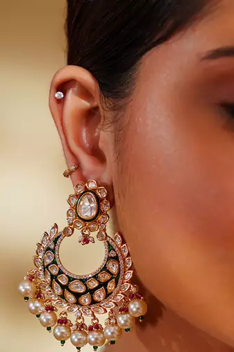 Bold and dramatic kundan necklace with earrings and maangtikka