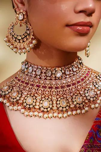 Bold and dramatic kundan necklace with earrings and maangtikka