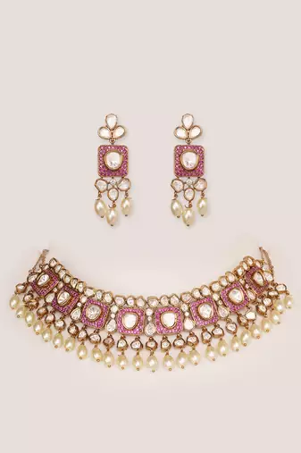 Dramatic and stylish necklace set with red stones