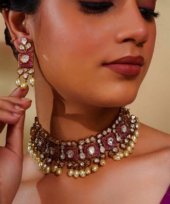 Dramatic and stylish necklace set with red stones 4
