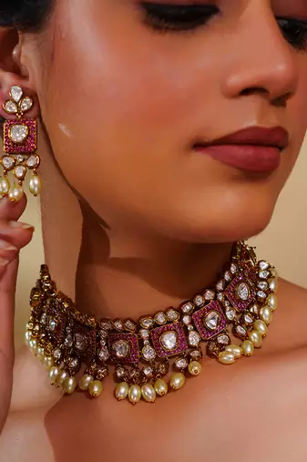 Dramatic and stylish necklace set with red stones