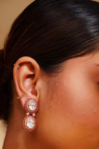 Classy kundan necklace with elegant pair of earrings.