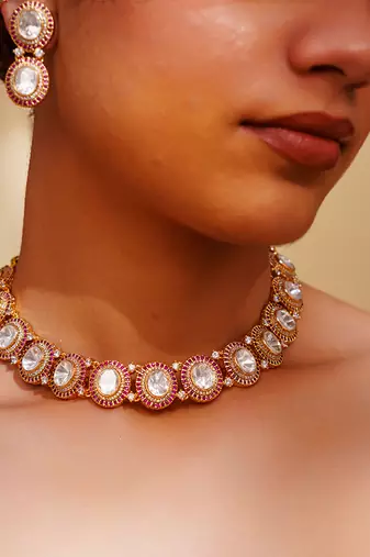 Classy kundan necklace with elegant pair of earrings.