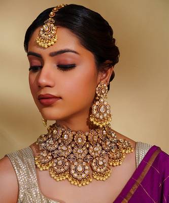 Bold and dramatic kundan necklace with earrings and maangtikka 1