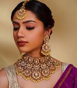 Bold and dramatic kundan necklace with earrings and maangtikka