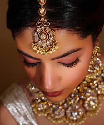 Bold and dramatic kundan necklace with earrings and maangtikka 2