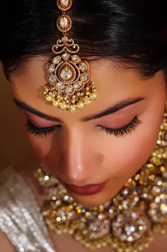 Bold and dramatic kundan necklace with earrings and maangtikka