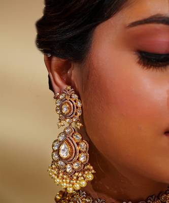 Bold and dramatic kundan necklace with earrings and maangtikka 3