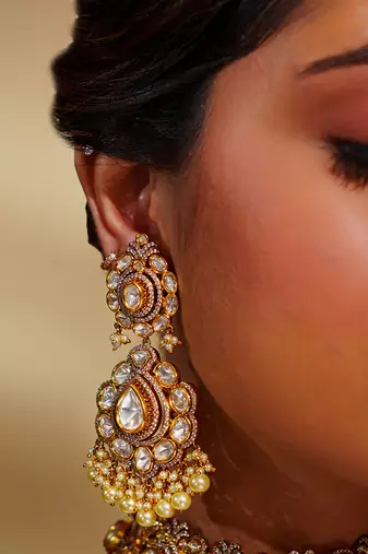 Bold and dramatic kundan necklace with earrings and maangtikka