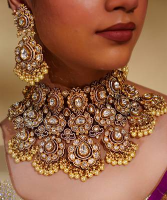 Bold and dramatic kundan necklace with earrings and maangtikka 4