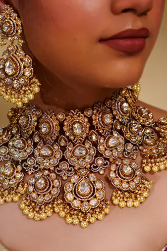 Bold and dramatic kundan necklace with earrings and maangtikka