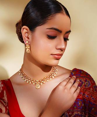 Elegant and stylish pendant necklace with matching earrings 1
