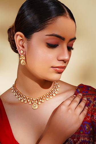 Elegant and stylish pendant necklace with matching earrings