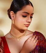 Elegant and stylish pendant necklace with matching earrings