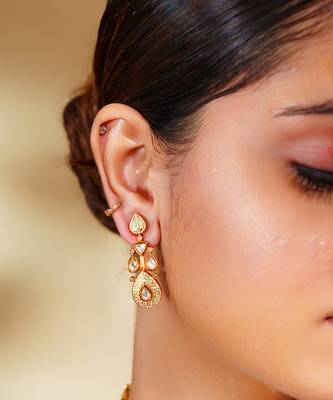 Elegant and stylish pendant necklace with matching earrings 2