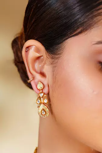 Elegant and stylish pendant necklace with matching earrings