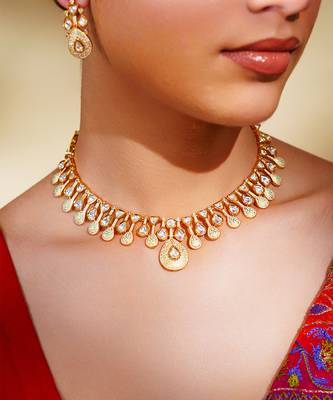 Elegant and stylish pendant necklace with matching earrings 3