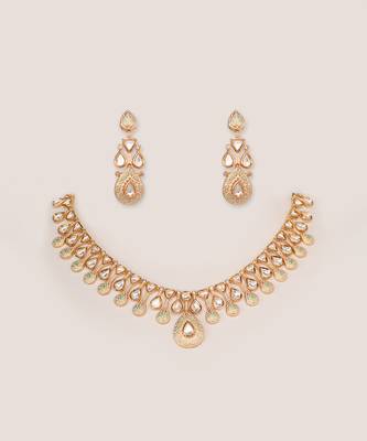 Elegant and stylish pendant necklace with matching earrings 4