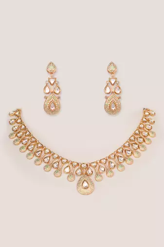 Elegant and stylish pendant necklace with matching earrings