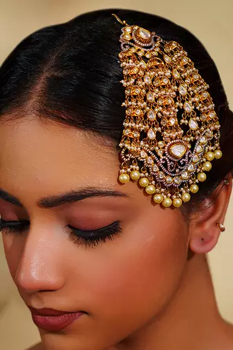 Elegant and classy kundan polki passa with pearls