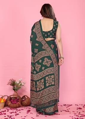 Green blocked printed daily wear chiffon georgette saree   3