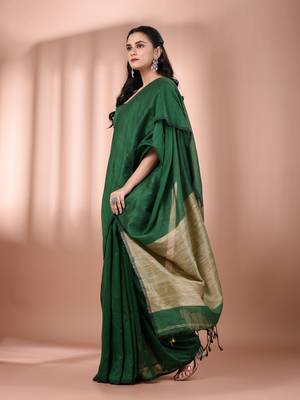 Green cotton soft saree with contrast beige pallu 2