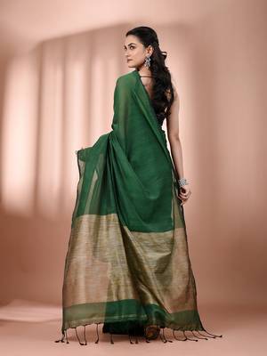 Green cotton soft saree with contrast beige pallu 3