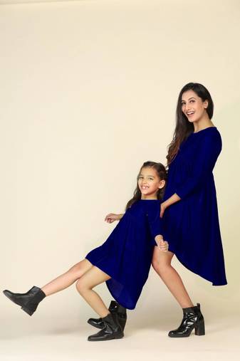 Trendy navy blue high-low dresses for mom and daughter - matching set