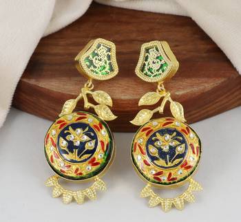 Gold finish vintage look earrings 1