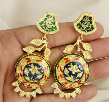 Gold finish vintage look earrings 3